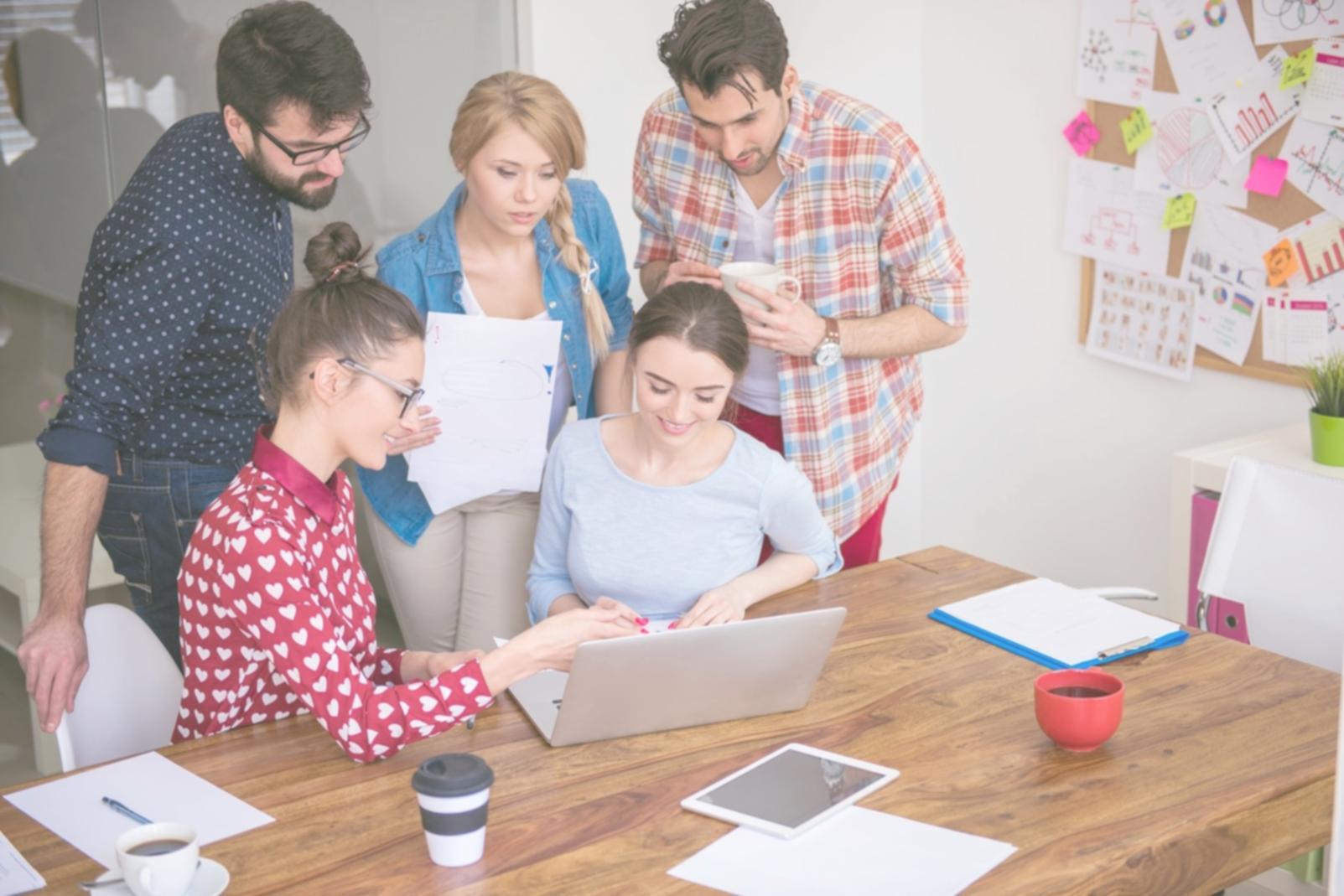 Professionisti durante una sessione di negoziazione finanziaria