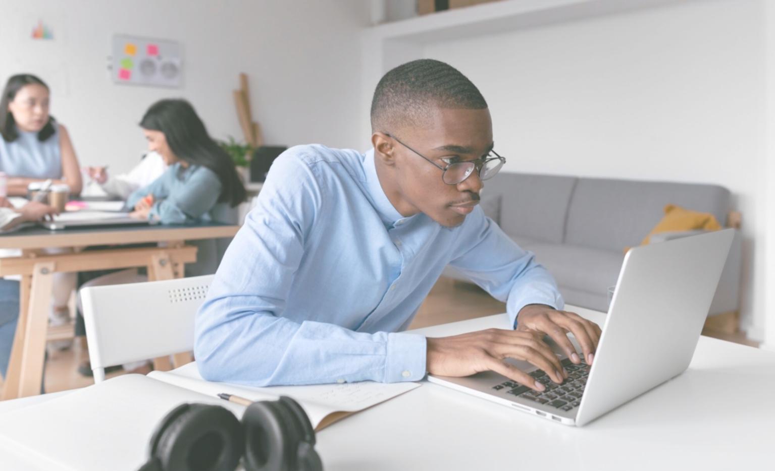 Professionisti durante una sessione di negoziazione strategica